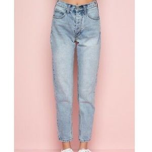 STRAIGHT LEG BRANDY MELVILLE LIGHT WASH JEANS [S]